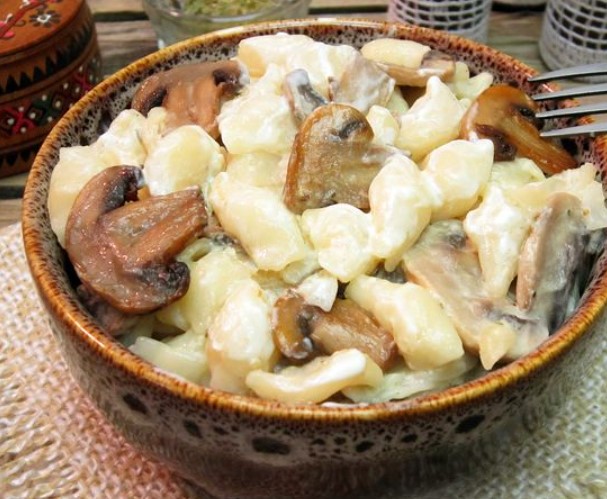 Seashell Pasta with Mushrooms in a Creamy Sauce