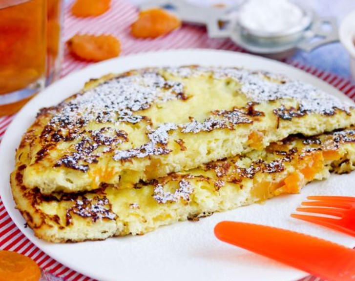 Sweet Omelet with Cottage Cheese and Dried Apricots