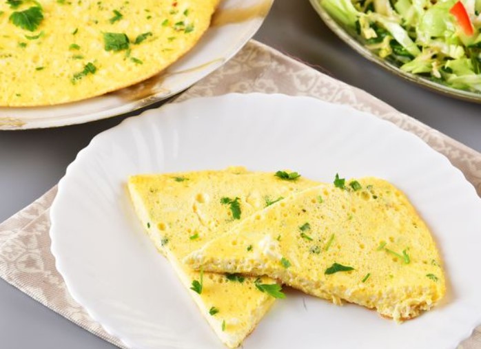 Omelet with Mayonnaise and Melted Cheese