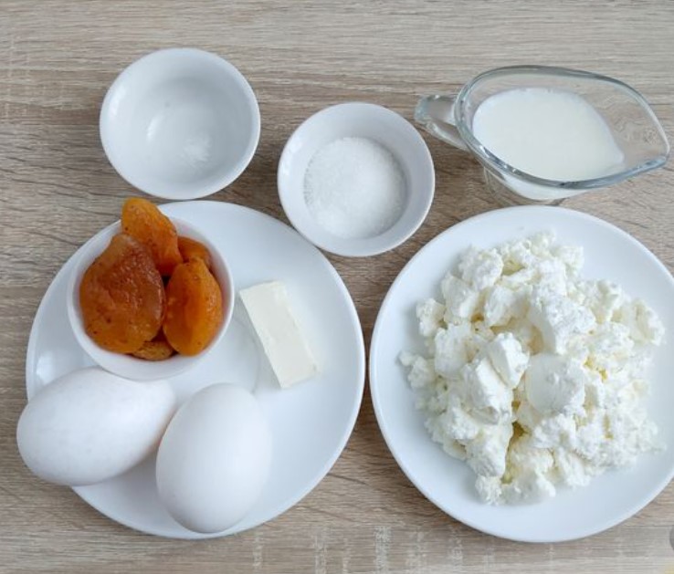 Sweet Omelet with Cottage Cheese and Dried Apricots step 1