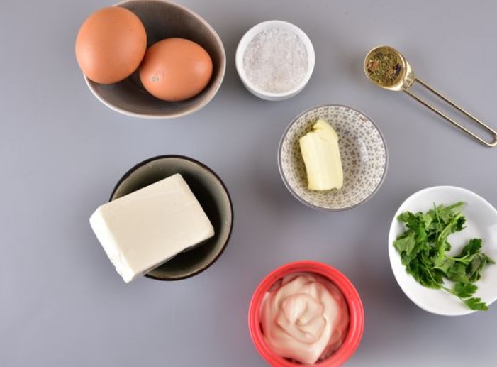 Omelet with Mayonnaise and Melted Cheese step 1