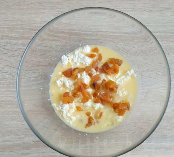 Sweet Omelet with Cottage Cheese and Dried Apricots step 8