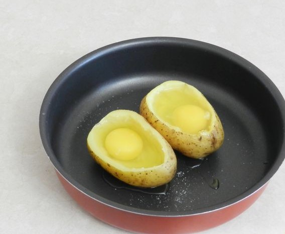 Fried Eggs in Potatoes step 5