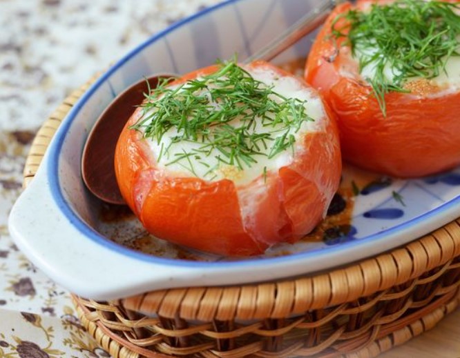 Fried Eggs in Tomatoes