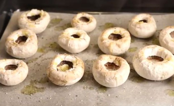 Champignons Stuffed with Spinach and Cheese step 3