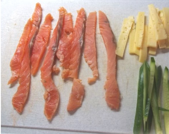 Rolls With Salmon, Cheese and Cucumber step 2