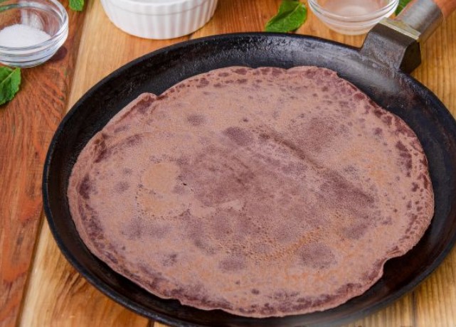 Rolls of Chocolate Pancakes With Cottage Cheese and Fruits step 8