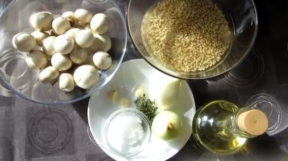 Perlotto With Mushrooms and Green Peas step 1