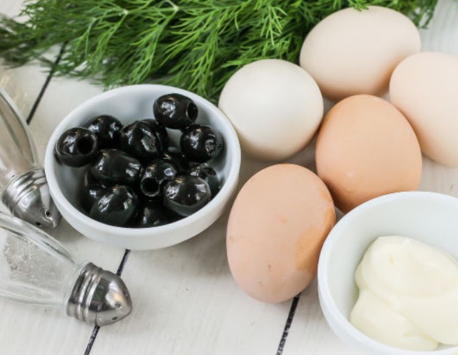 Spider Stuffed Eggs step 1