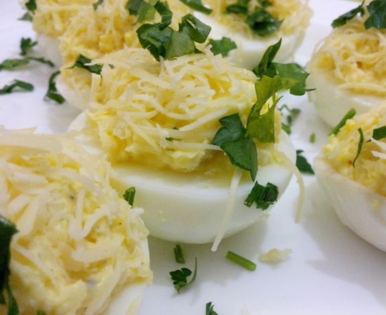 Eggs Stuffed with Cheese and Garlic