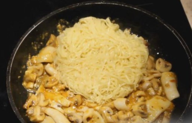 Noodles with Squid and Mushrooms step 9