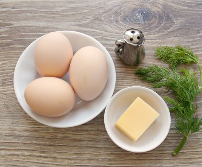 Scrambled Eggs with Cheese and Herbs (in the Microwave) step 1