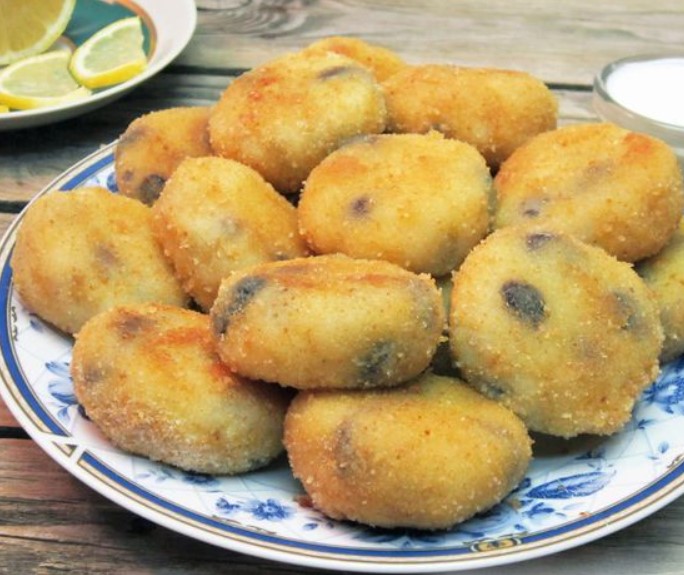 Semolina Cutlets with Raisins and Lemon Zest