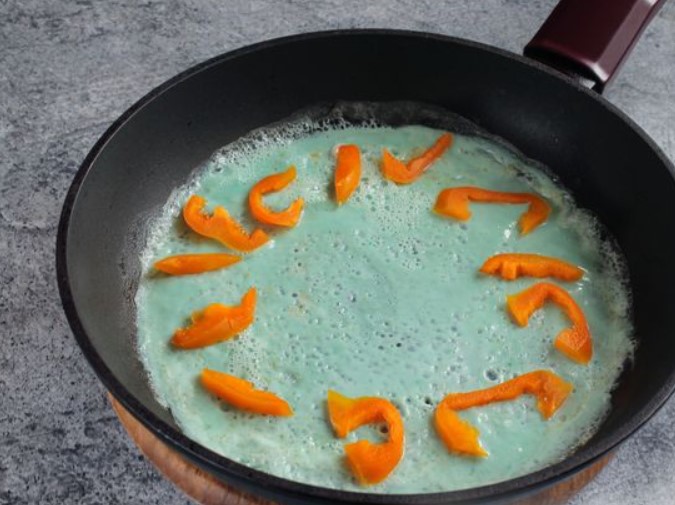 Colored Scrambled Eggs with Bell Pepper step 7