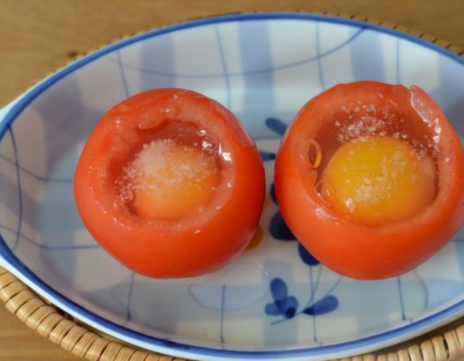 Fried Eggs in Tomatoes step 3