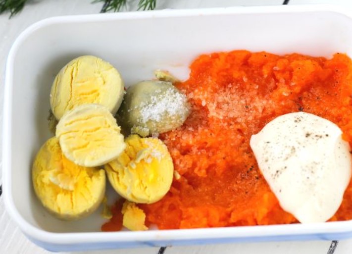 Stuffed Eggs “Pumpkin” step 4