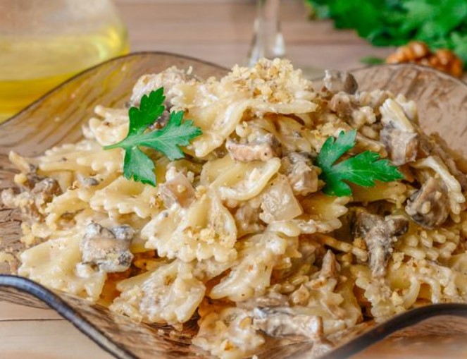 Pasta in a Creamy Sauce with Mushrooms and Nuts