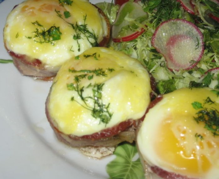 Scrambled Eggs in Baskets