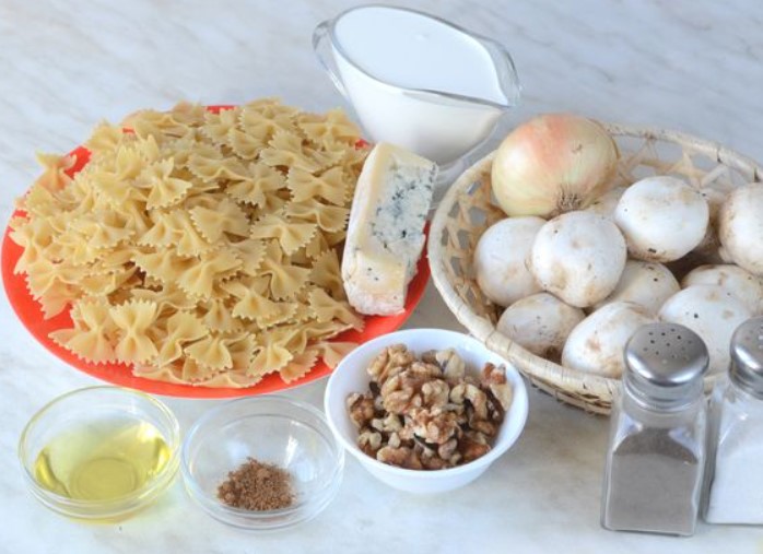 Pasta in a Creamy Sauce with Mushrooms and Nuts step 1