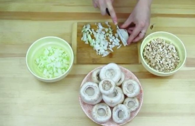 Mushrooms Stuffed with Quail Eggs step 2