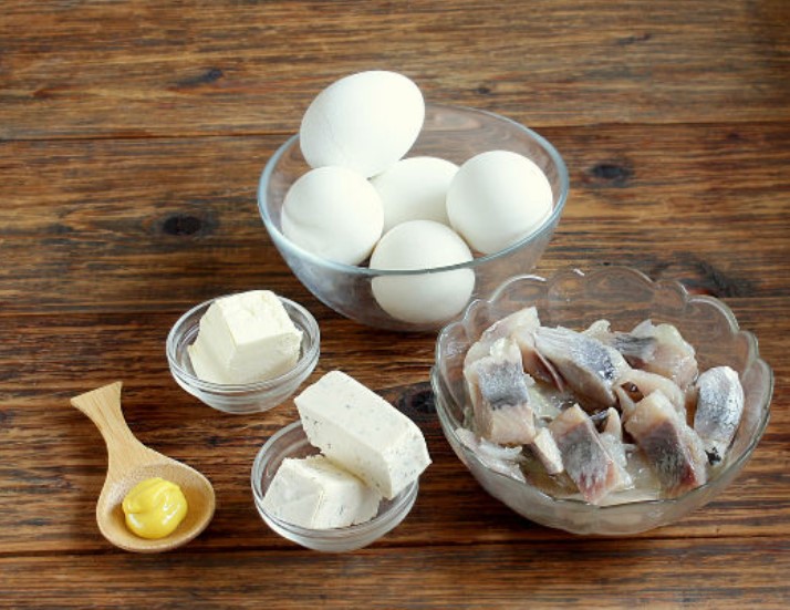 Eggs Stuffed with Herring step 1