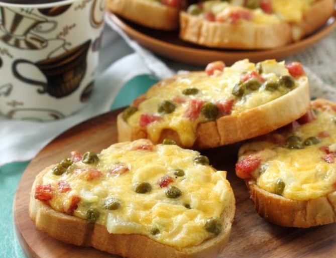 Hot Sandwiches with Cheese, Sausage and Green Peas