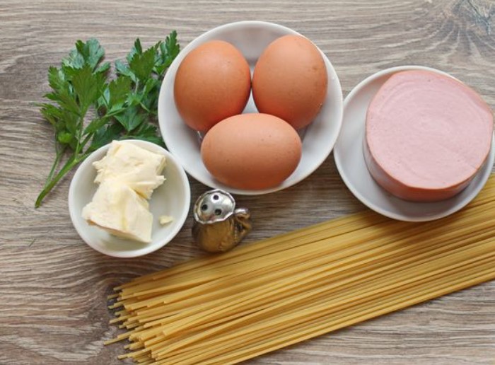 Fried Eggs in Spaghetti and Sausage “Nests” step 1