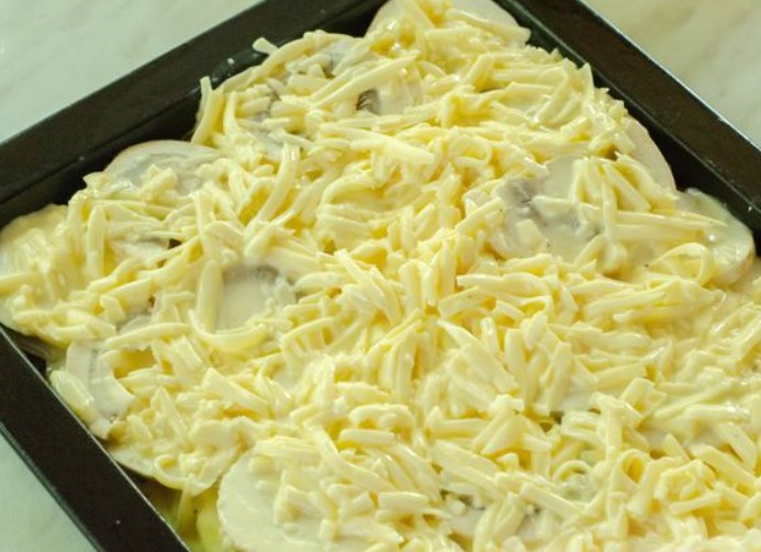 Chicken Fillet Casserole with Young Potatoes, Tomatoes and Mushrooms step 16