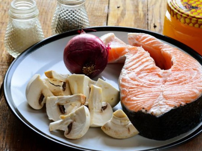 Fried Salmon in Honey Glaze, with Mushrooms and Onions step 1
