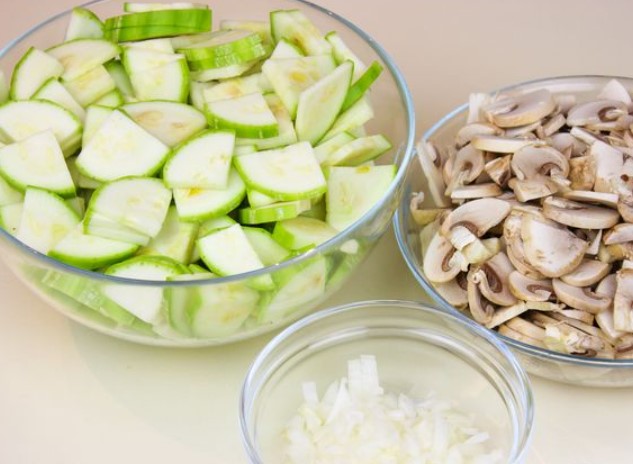 Zucchini Casserole with Mushrooms and Cheese, in Egg-Cream Filling step 1