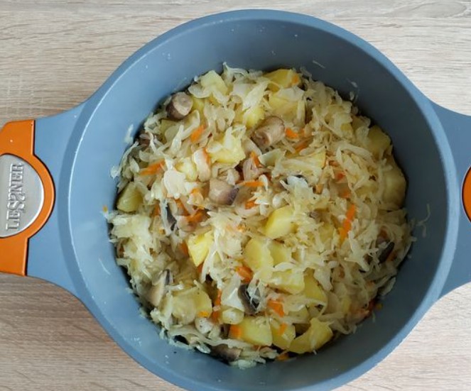 Cabbage Stewed with Sausages, Potatoes and Mushrooms step 10