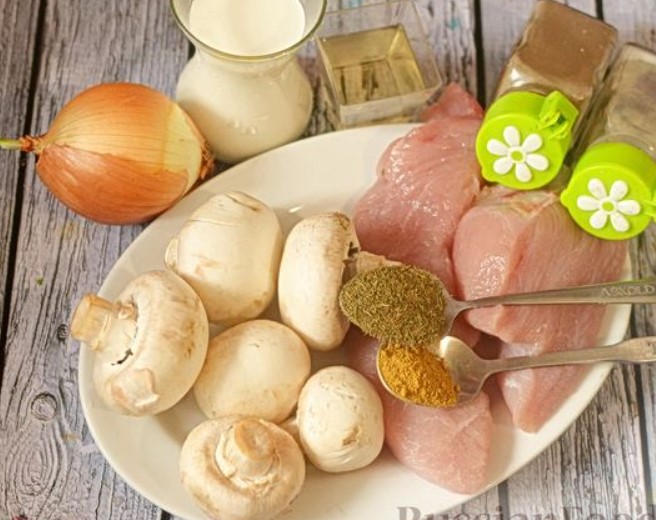 Turkey Fillet With Mushrooms, in a Creamy Sauce step 1