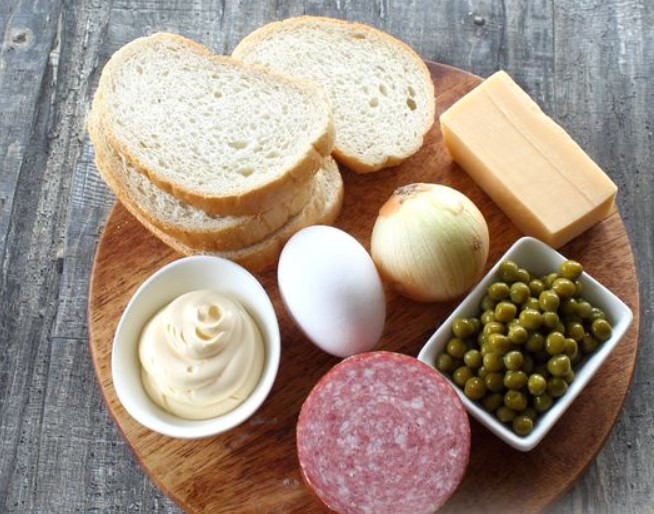 Hot Sandwiches with Cheese, Sausage and Green Peas step 1