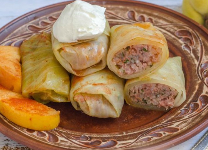 Cabbage Rolls with Minced Meat, Rice and Quince