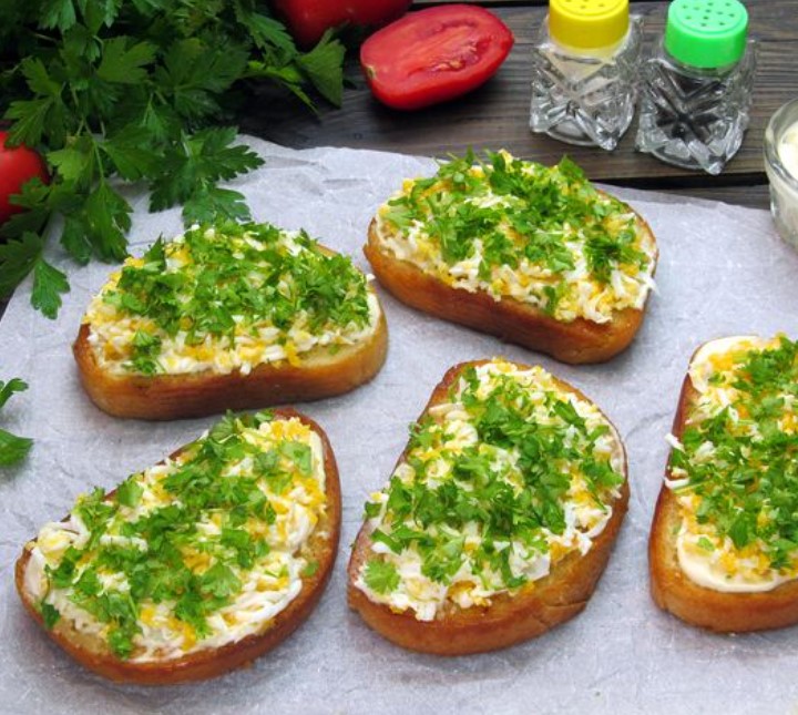 Croutons with Boiled Egg, Mayonnaise and Herbs