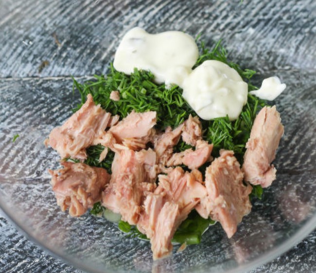 Tomatoes Baked with Tuna and Eggs step 2