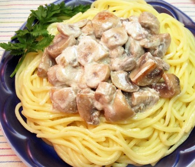 Spaghetti with Mushrooms in a Creamy Sauce