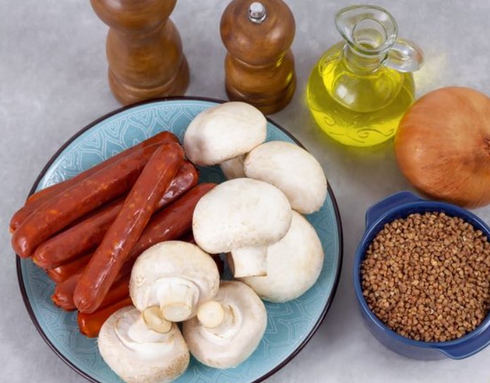 Buckwheat with Sausages and Mushrooms step 1