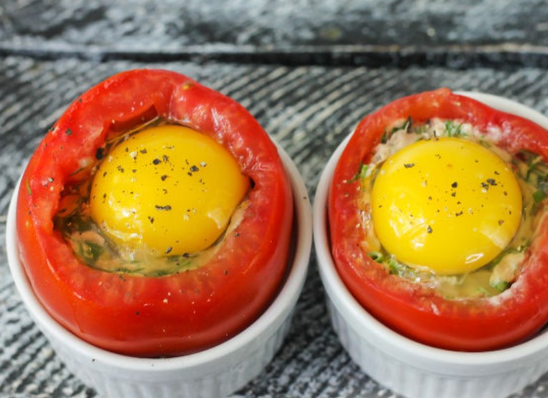 Tomatoes Baked with Tuna and Eggs step 5