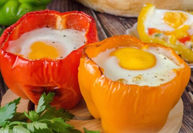 Fried Eggs in Pepper, with Cheese, Ham and Onions (in the Oven)