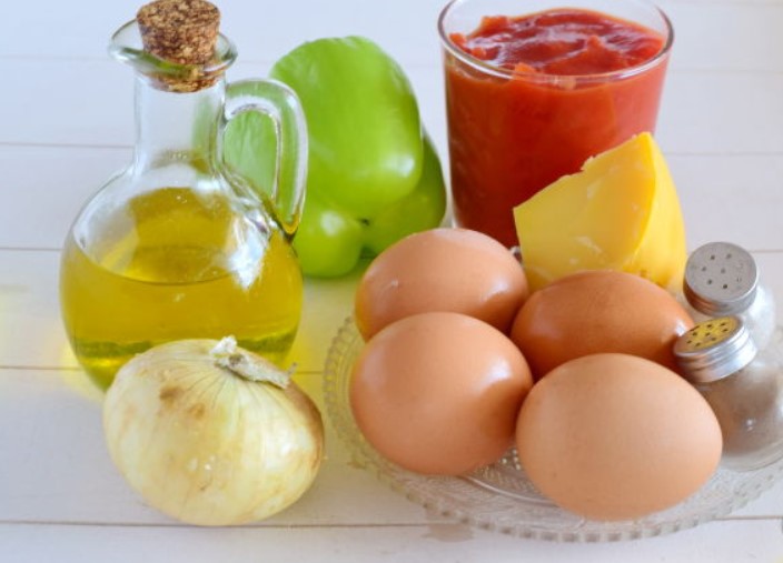Eggs with Tomato Sauce, Cuban Style step 1