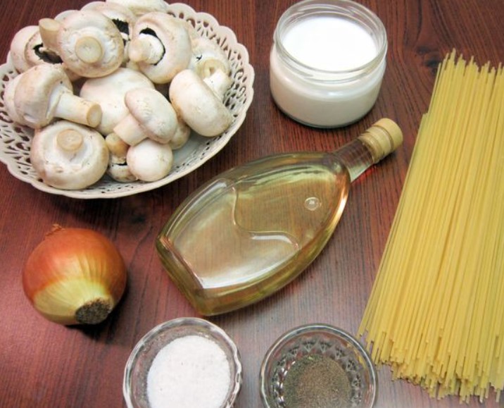 Spaghetti with Mushrooms in a Creamy Sauce step 1