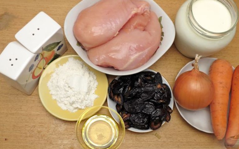 Chicken Fillet, Stewed in Cream, With Carrots and Prunes step 1
