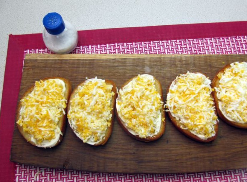 Croutons with Boiled Egg, Mayonnaise and Herbs step 10