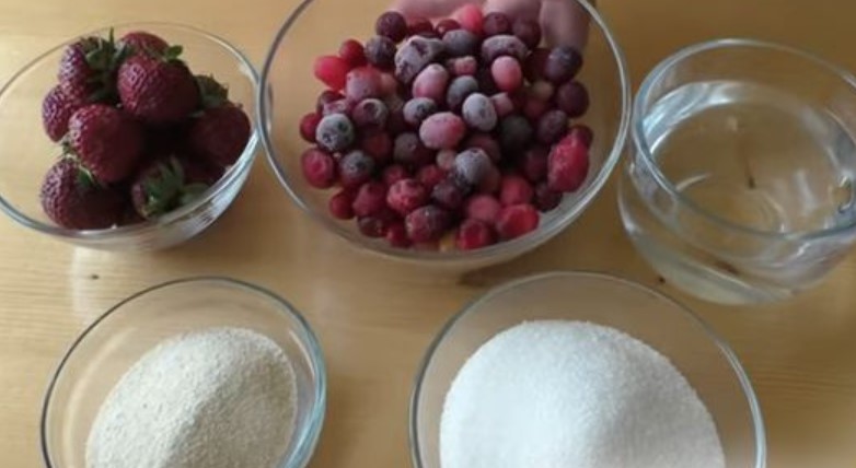 Whipped Semolina Porridge with Cranberries and Strawberries step 1