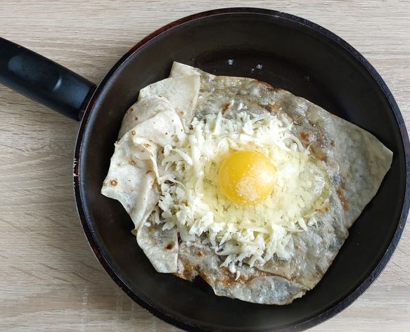 Yoka – Lavash Snack with Eggs step 5