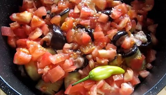 Eggplant Rolls with Minced Meat, Stewed with Peppers and Tomatoes step 9