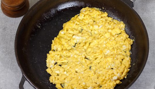 Toast with Omelet and Red Fish step 5