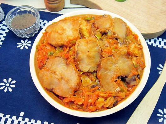 Fish with Tomato Sauce with Carrots and Leeks