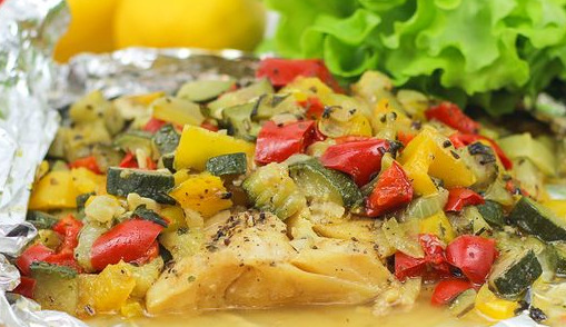 Fish Baked with Vegetables in Foil